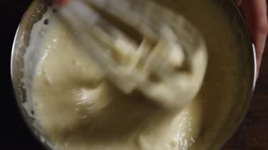 Mutfak kâsesine karıştırılan krep hamurunun yakın çekimi..