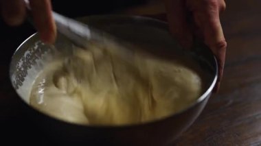 Mutfak kâsesine karıştırılan krep hamurunun yakın çekimi..