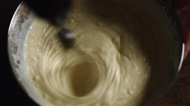 Mutfak kâsesine karıştırılan krep hamurunun yakın çekimi..