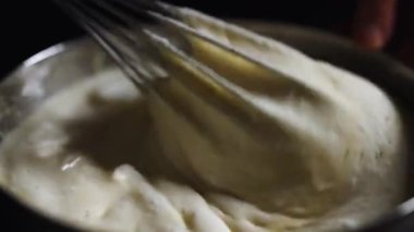 Mutfak kâsesine karıştırılan krep hamurunun yakın çekimi..