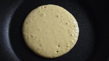 Kadın şef tavada krep pişiriyor..