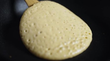 Kadın şef tavada krep pişiriyor..