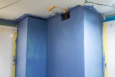 Mavi su geçirmez ve alçıpan panelli banyo tadilatı.