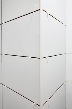 Boşluklu Beyaz Seramik Döşemeler Duvara Yeni Yüklendi.