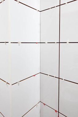 Boşluklu Beyaz Seramik Döşemeler Duvara Yeni Yüklendi.