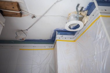 Banyo 'da Gergin Tavan Yükleme Devam Ediyor.