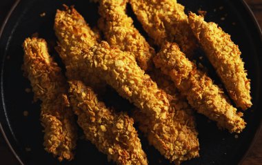 Altın hamurlu çıtır tavuk şeritleri.
