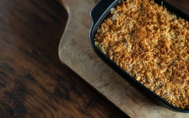 Fırında makarna ve peynirli güveç..