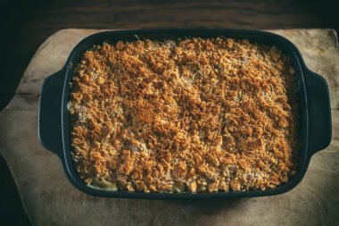 Fırında makarna ve peynirli güveç..