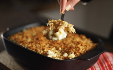 Fırında makarna ve peynirli güveç..