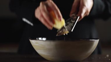 Mutfakta rendelenmiş peynir yiyen bir kadın..