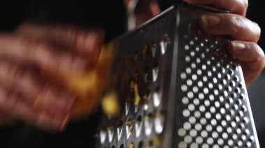 Mutfakta rendelenmiş peynir yiyen bir kadın..