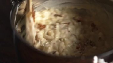 Peynirli makarna yapıyorum. Peynir sosu ve makarna karışımı..