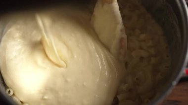 Peynirli makarna yapıyorum. Peynir sosu ve makarna karışımı..