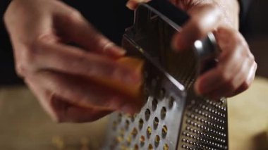 Mutfakta rendelenmiş peynir yiyen bir kadın..