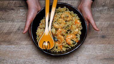 Karides ve kabaklı Akdeniz kuskus salatası..