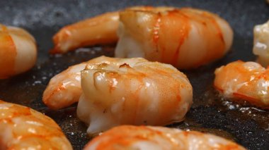 Çiğ Soyulmuş Karides Tavada Kızartılıyor.
