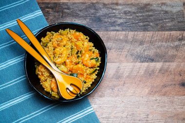 Karides ve kabaklı Akdeniz kuskus salatası..