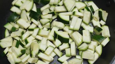 Yağlı Tavada Taze Kabak Cızırtısı.