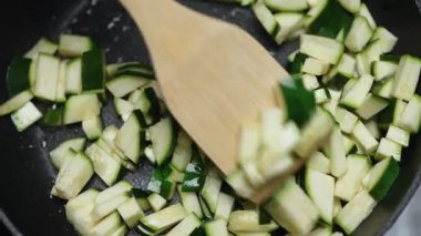 Yağlı Tavada Taze Kabak Cızırtısı.