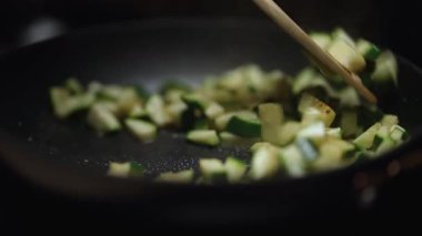 Yağlı Tavada Taze Kabak Cızırtısı.