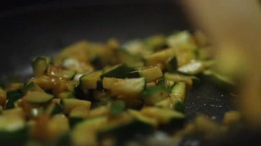 Yağlı Tavada Taze Kabak Cızırtısı.