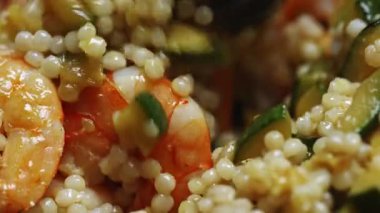 Karides ve kabaklı Akdeniz kuskus salatası..