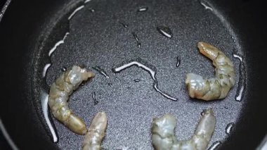 Çiğ Soyulmuş Karides Tavada Kızartılıyor.