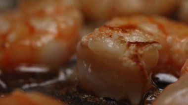 Çiğ Soyulmuş Karides Tavada Kızartılıyor.