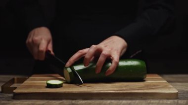 Ahşap Kesme Kurulu 'nda Kabak Kesen Kadın Aşçı.