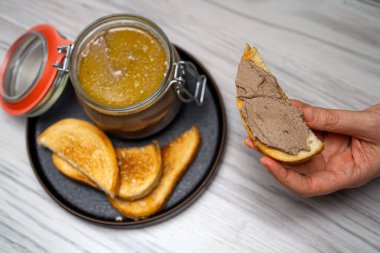 Ev yapımı kırsal ciğer ezmesi ve taze kızarmış çörekler..