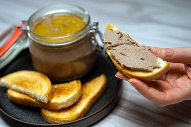 Ev yapımı kırsal ciğer ezmesi ve taze kızarmış çörekler..