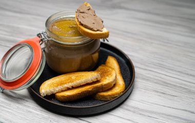 Ev yapımı kırsal ciğer ezmesi ve taze kızarmış çörekler..