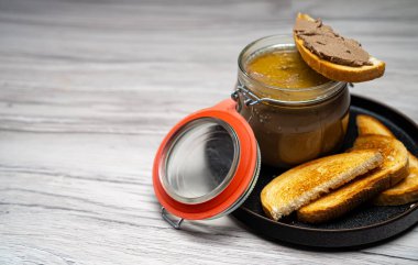 Ev yapımı kırsal ciğer ezmesi ve taze kızarmış çörekler..