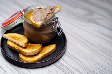 Ev yapımı kırsal ciğer ezmesi ve taze kızarmış çörekler..