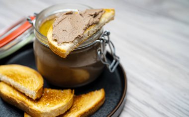 Ev yapımı kırsal ciğer ezmesi ve taze kızarmış çörekler..