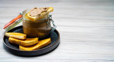 Ev yapımı kırsal ciğer ezmesi ve taze kızarmış çörekler..