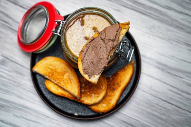 Ev yapımı kırsal ciğer ezmesi ve taze kızarmış çörekler..