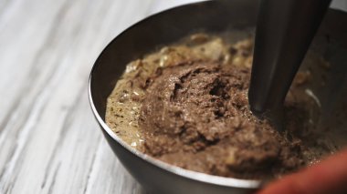 Pate Hazırlama için Karaciğer Karışımı Harmanlanıyor.