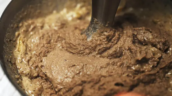 Pate Hazırlama için Karaciğer Karışımı Harmanlanıyor.