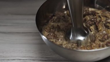 Pate Hazırlama için Karaciğer Karışımı Harmanlanıyor.