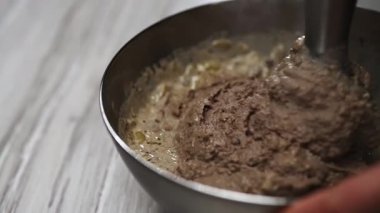 Pate Hazırlama için Karaciğer Karışımı Harmanlanıyor.