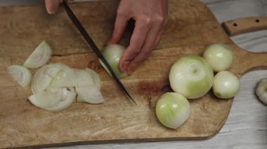 Kadın Aşçı Tahta Kesme Kurulunda Soğan Kesiyor.