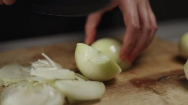 Kadın Aşçı Tahta Kesme Kurulunda Soğan Kesiyor.