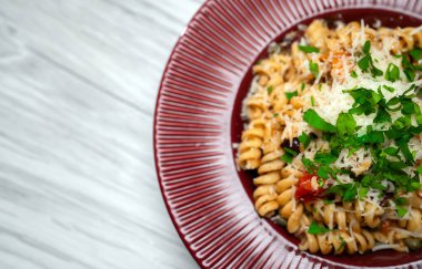 Taze Pişmiş Makarna alla Puttanesca Masada Servis Edildi.