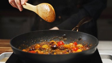 Kızarmış vişneli domates ve zeytin kızartma tavasında..