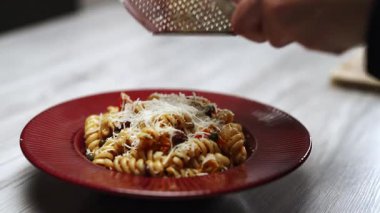 Taze Pişmiş Makarna alla Puttanesca Masada Servis Edildi.