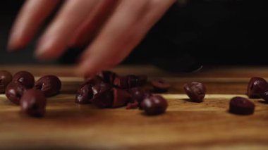 Kalamata Zeytinlerini Kesme Kurulunda Mutfak Bıçağı ile Dilimlemek.