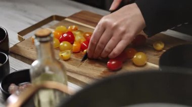 Kadın Aşçı Keskin Bıçaklı Kiraz Domateslerini Dilimliyor.