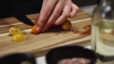 Kadın Aşçı Keskin Bıçaklı Kiraz Domateslerini Dilimliyor.